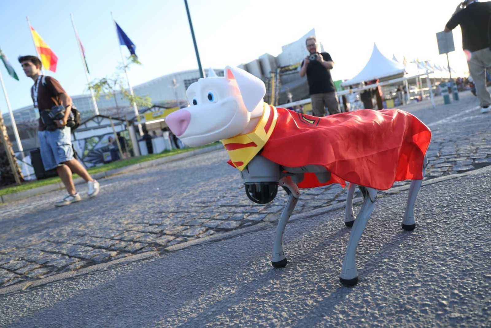 Largas colas para entrar a la Comic-Con de Málaga con héroes y villanos