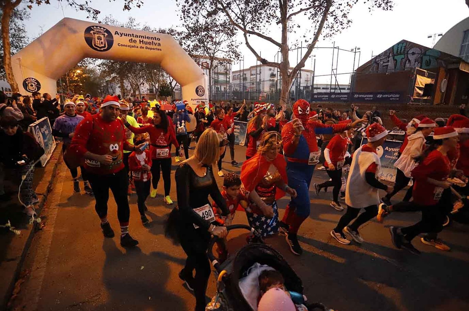 Imágenes de la carrera de San Silvestre en Huelva