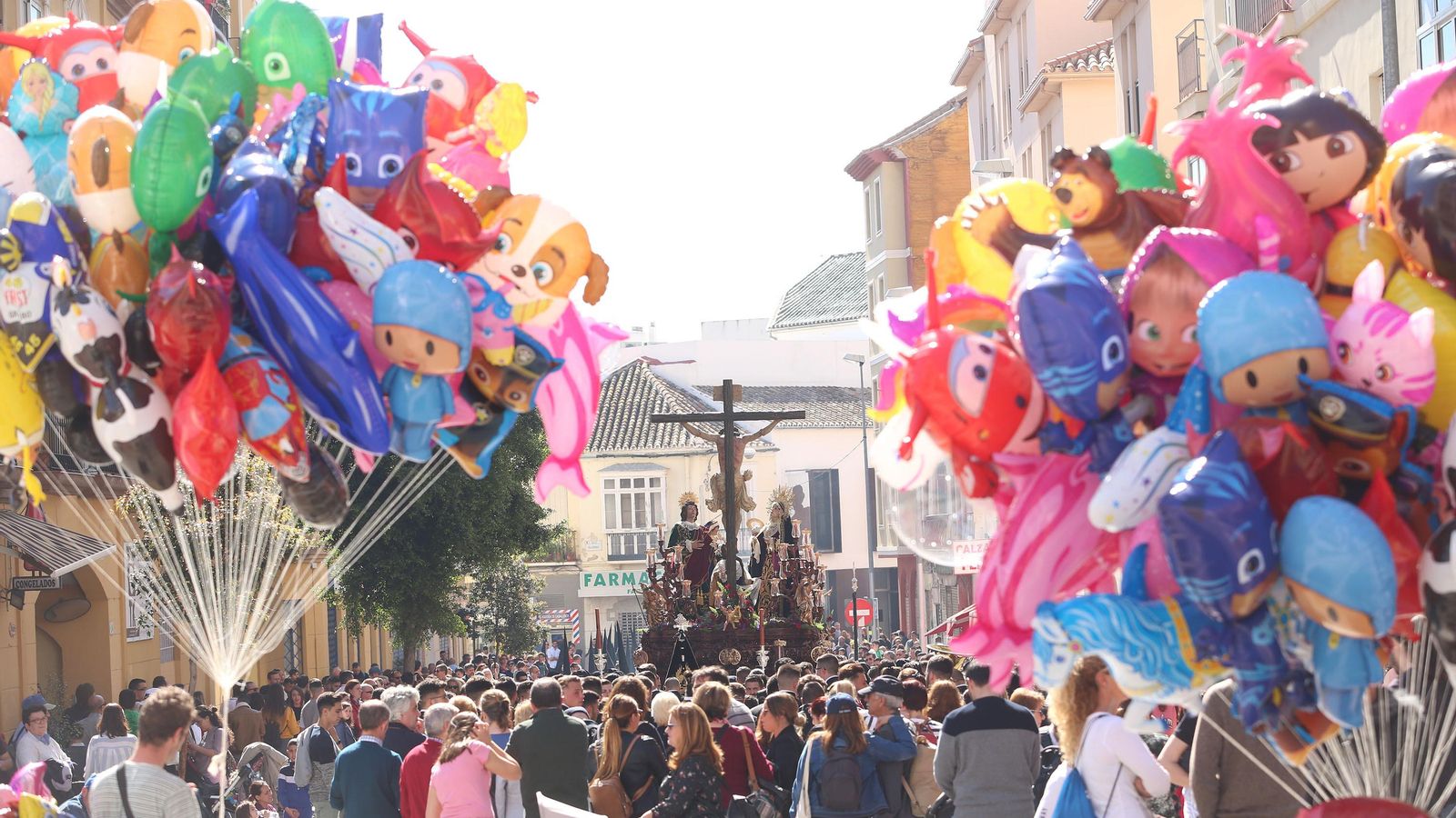 Colorida escena durante la procesión de los Salesianos.