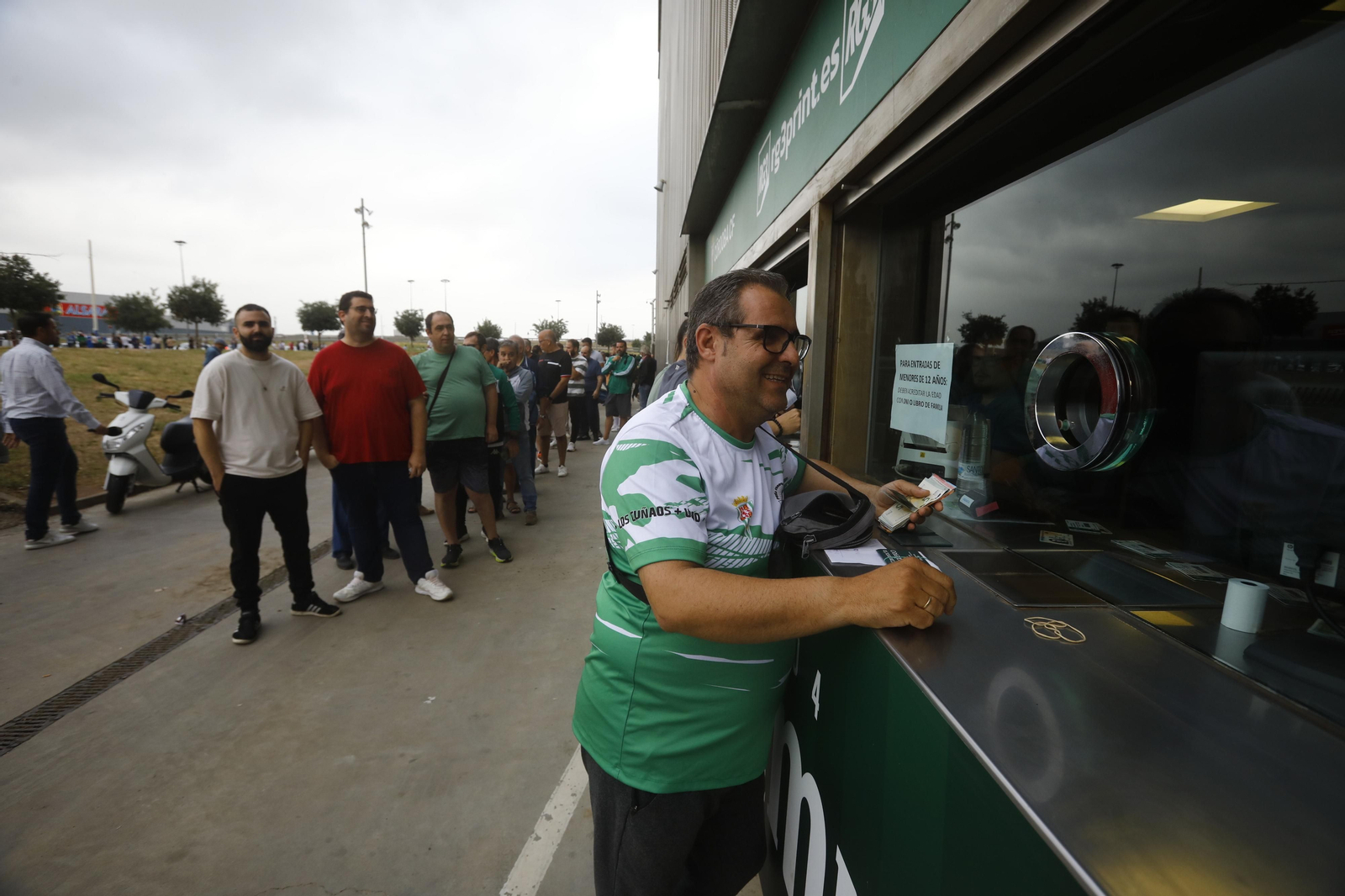 Las mejores fotos de las colas de El Arcángel para conseguir las entradas del Córdoba CF - Barcelona Atlétic Las mejores fotos de las colas de El Arcángel para conseguir las entradas del Córdoba CF - Barcelona Atlétic