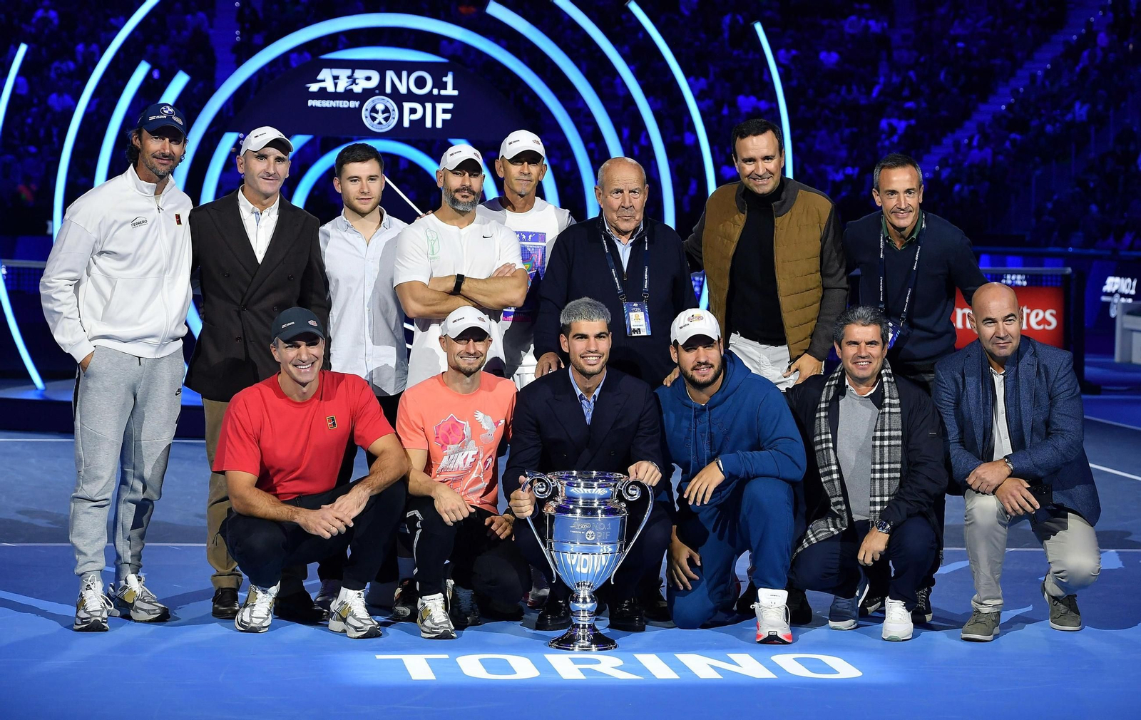 Carlos Alcaraz posa con su trofeo junto a su equipo técnico y sus familiares. Carlos Alcaraz posa con su trofeo junto a su equipo técnico y sus familiares.