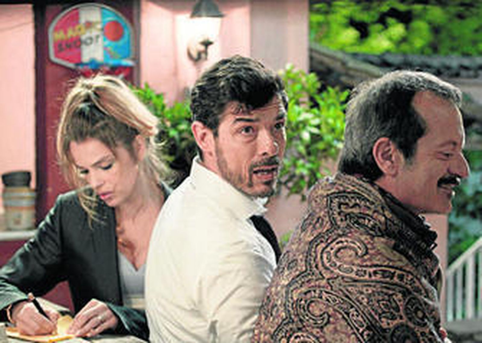 Micaela Ramazzotti, Alessandro Gassman y Rocco Papaleo, en una imagen de la película.