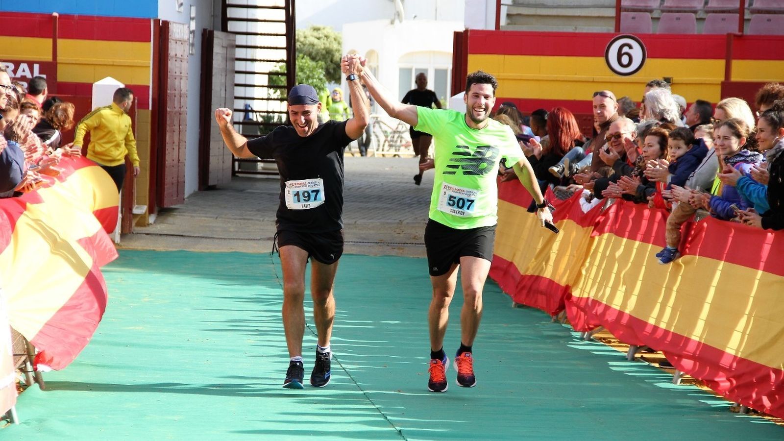 Dos corredores entran cogidos de la mano