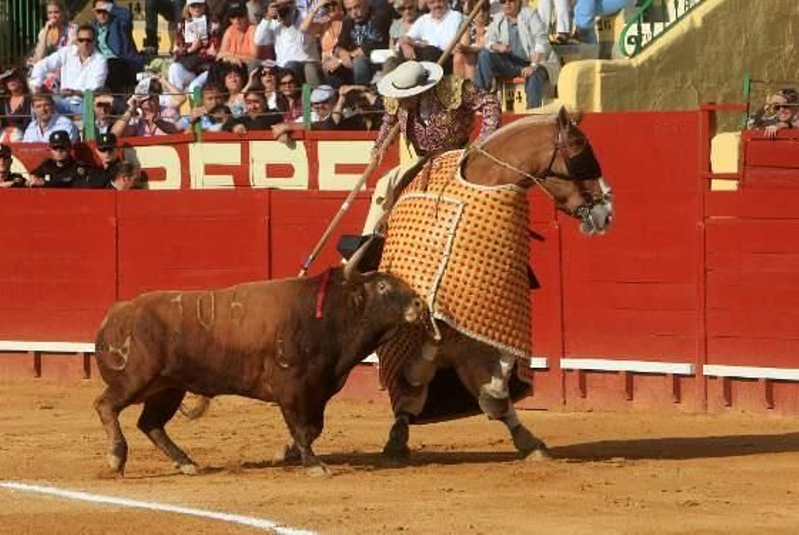 El diestro José Antonio "Morante de la Puebla" protagoniza una actuación magistral, en el cuarto festejo de la Feria del Caballo de Jerez, al cortar dos orejas, que pudieron ser más de haber estado más acertado con los aceros. 

Foto: Juan Carlos Toro