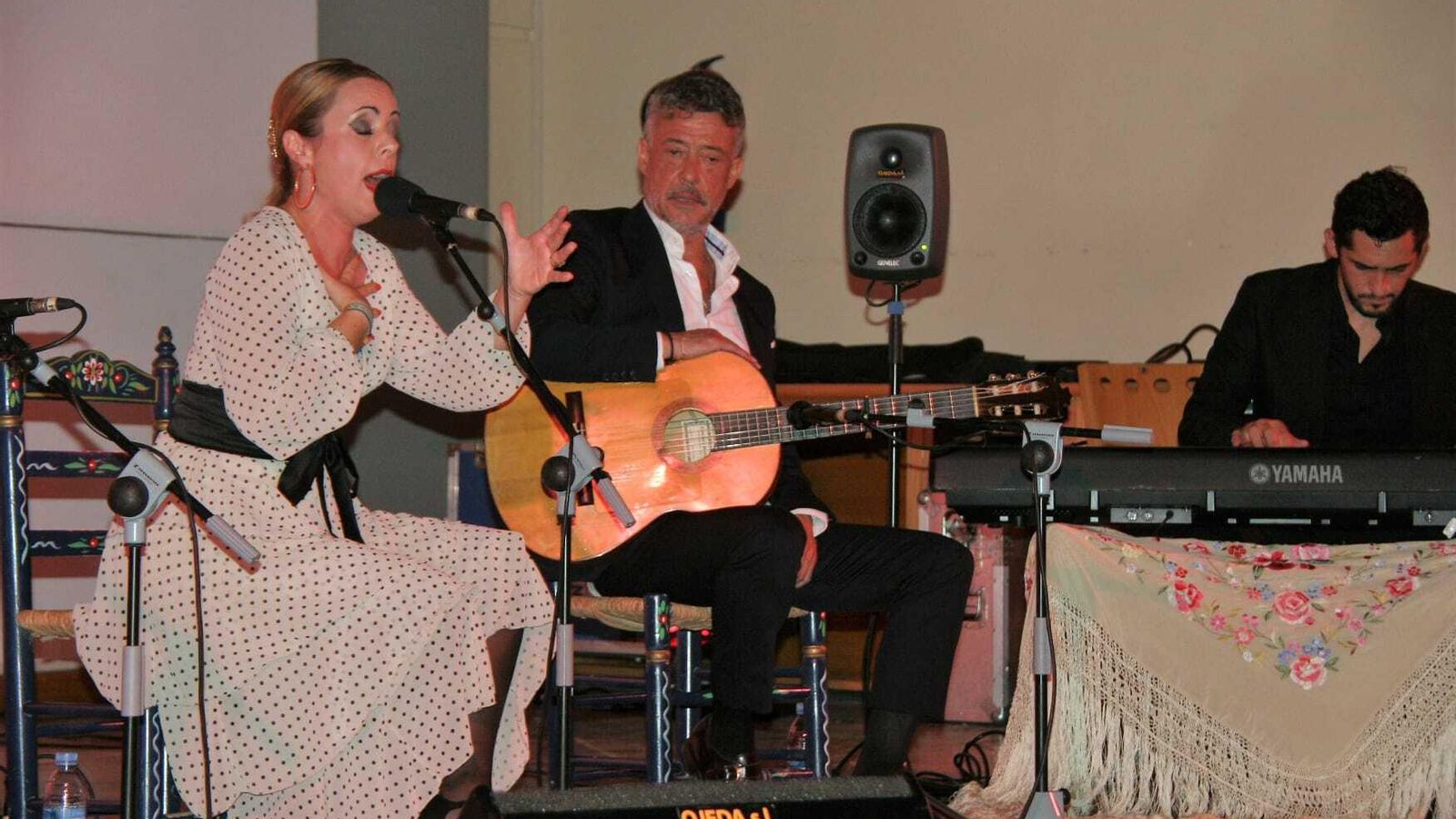 La cantaora portuense Nazaret Cala, durante su actuación este mediodía en el edificio San Luis.