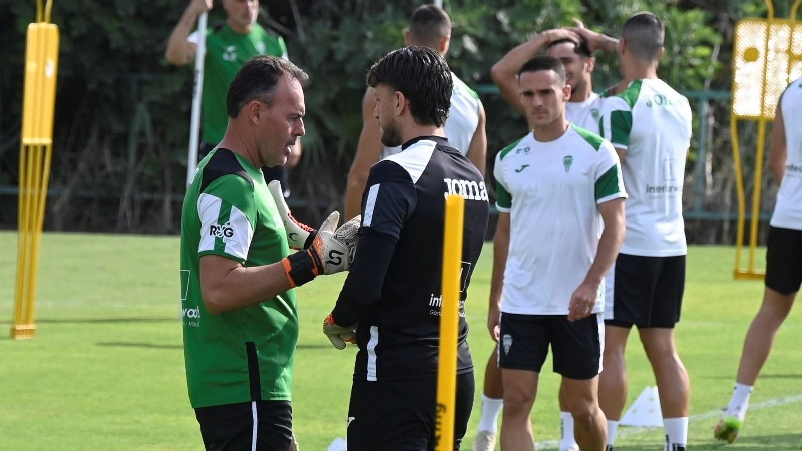 Carlos Marín habla con el entrenador de porteros del Córdoba CF.