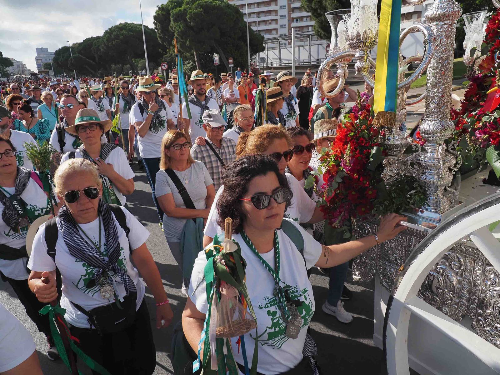 Salida de la Hermandad de Punta Umbría hacia El Rocío.
