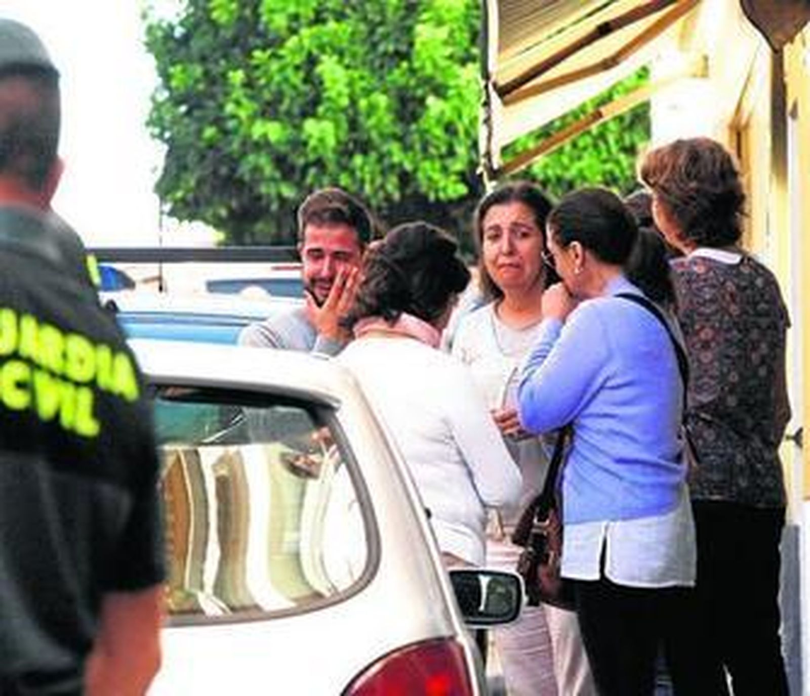 Vecinos y allegados de los fallecidos se acercaron al lugar de la tragedia.