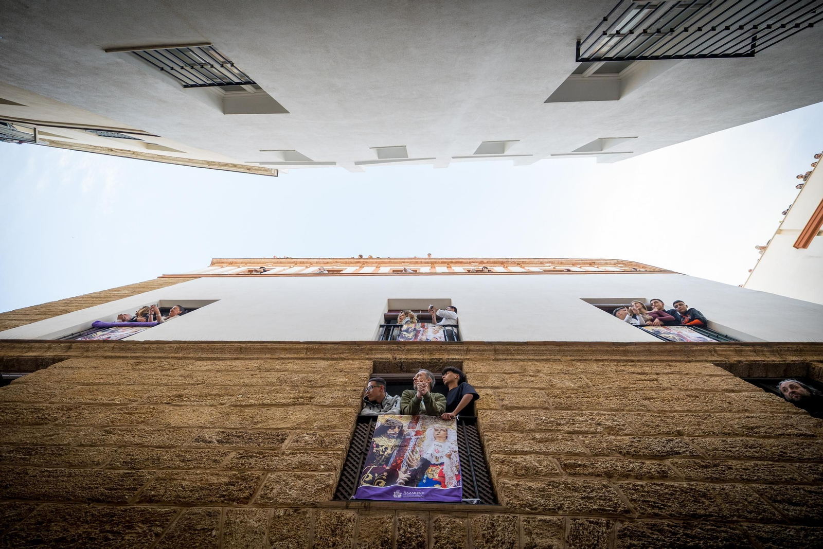 Imágenes de la salida del Nazareno en la Semana Santa de Cádiz 2025