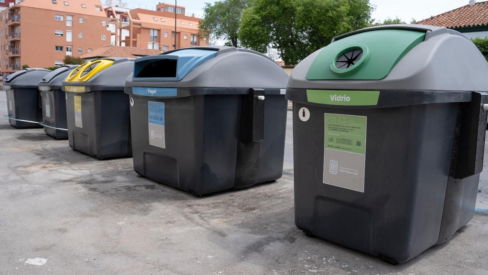 Varios contenedores de residuos en San Fernando