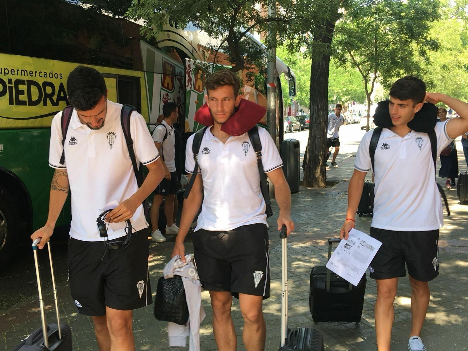 Víctor Mena, entre Quiles y Aguado, en un viaje con el Córdoba CF. Víctor Mena, entre Quiles y Aguado, en un viaje con el Córdoba CF.