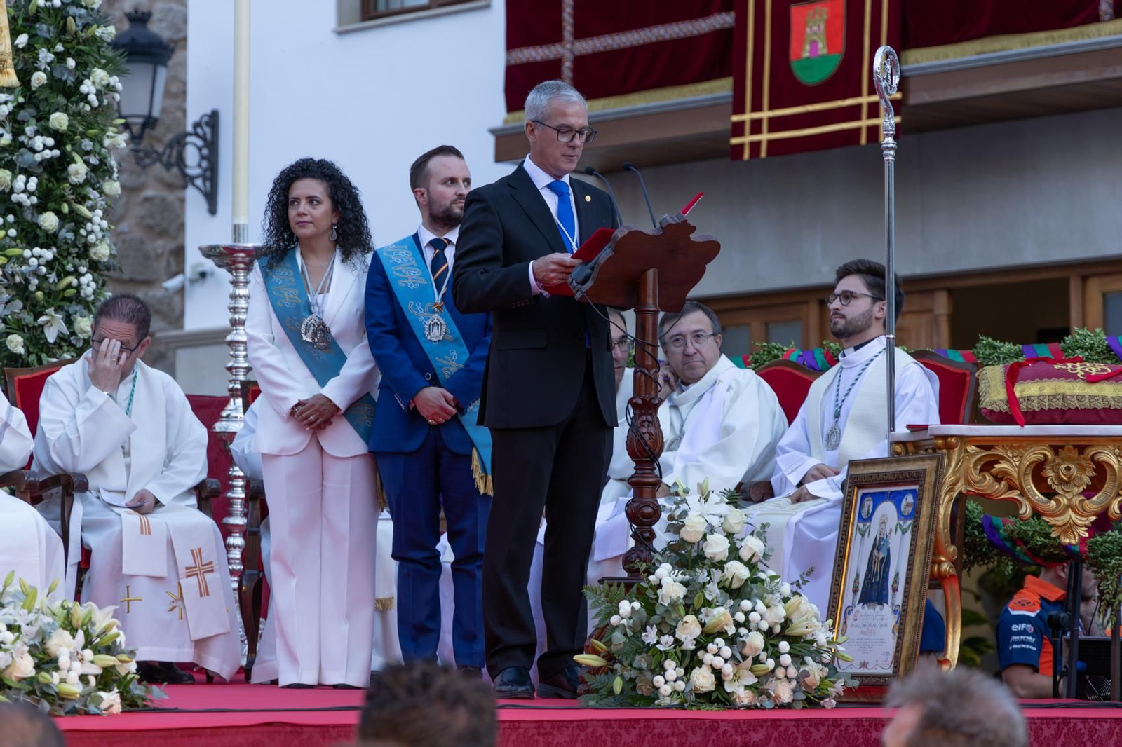 Santa Ana, patrona de Torredelcampo, recibe el bastón de mando como Alcaldesa Perpetua.