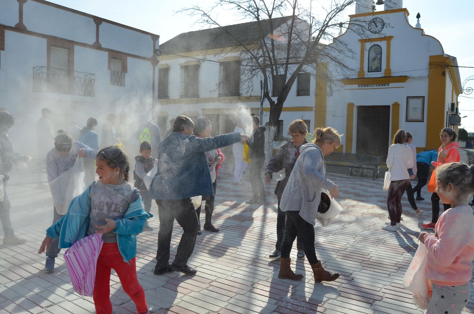Varias personas participan en la tradicional batalla blanquecina.