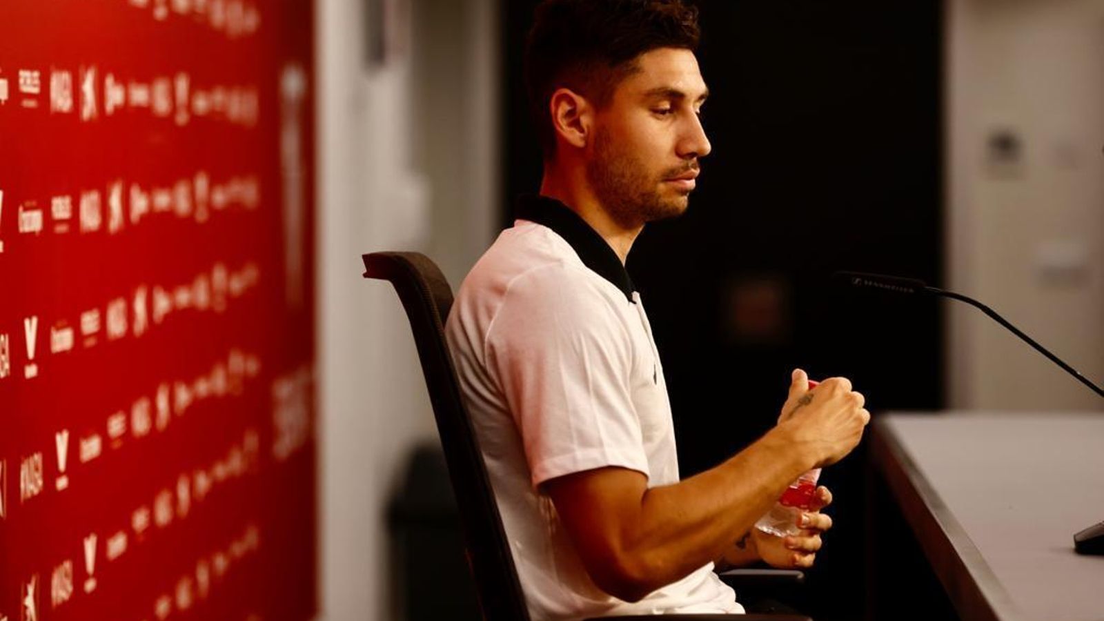 Montiel abre una botella de agua antes de empezar la rueda de prensa.