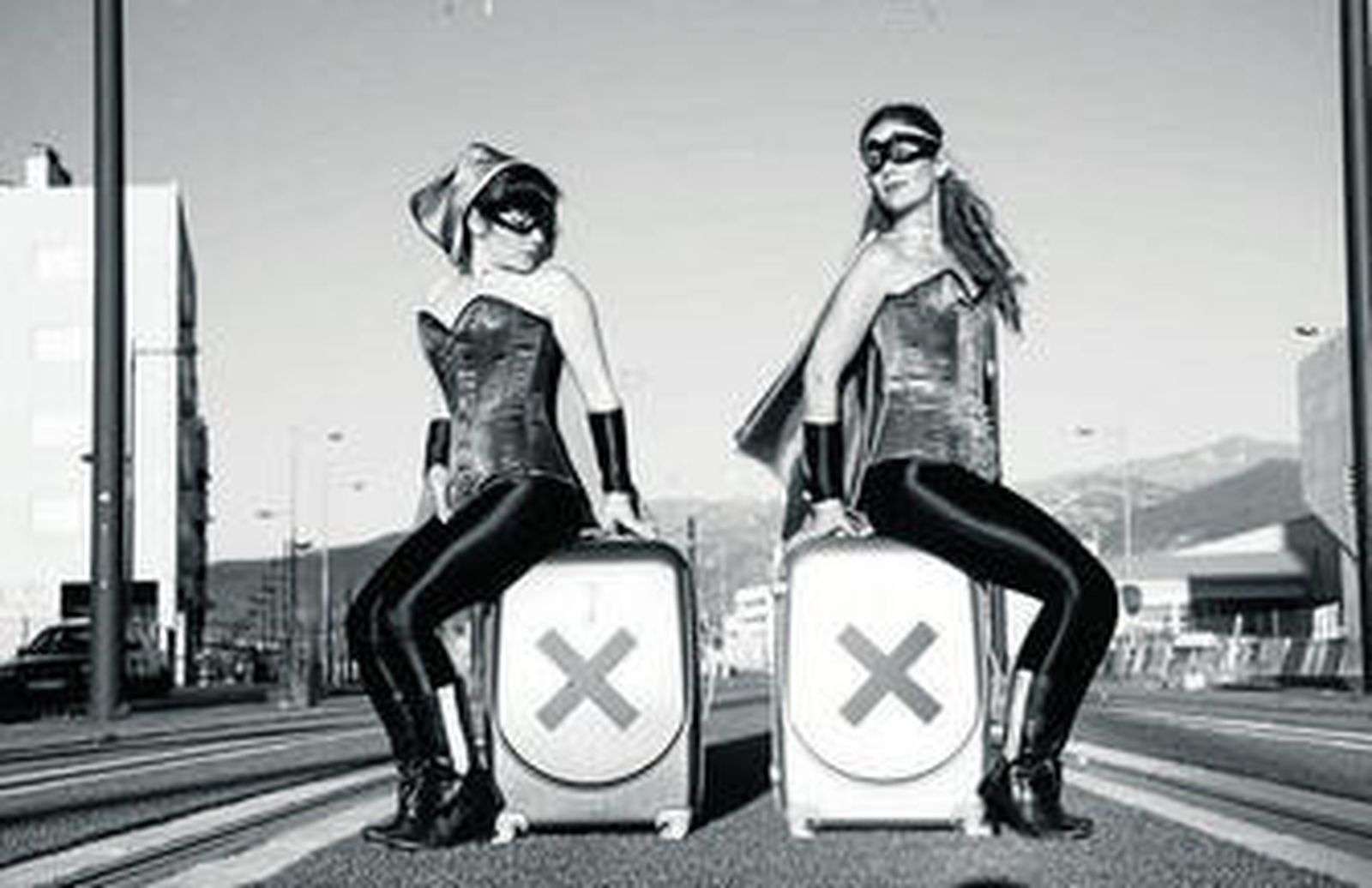 Nerea Rodríguez y Rocío Alzueta dan vida a Chichi y Peny en esta comedia erótica.