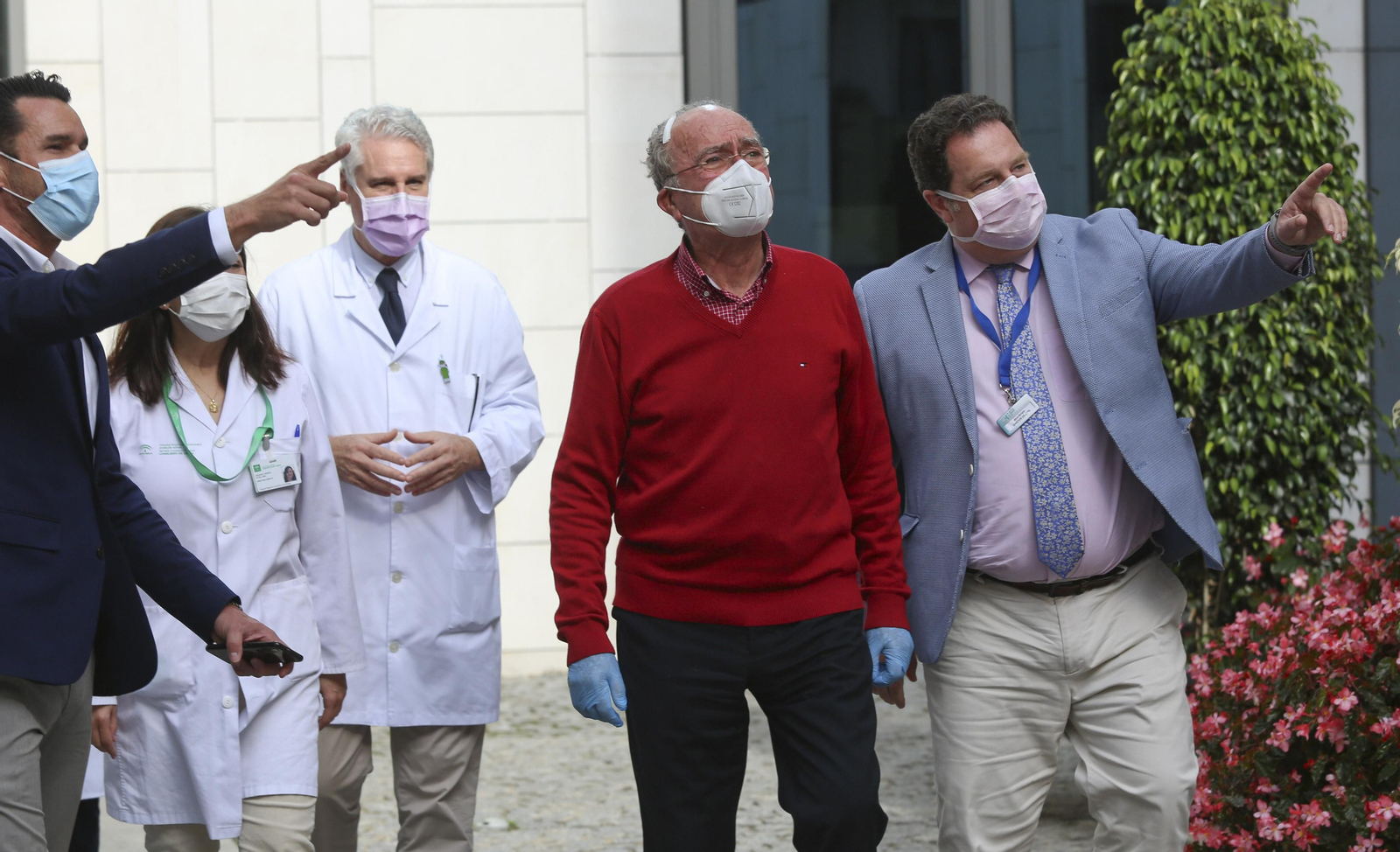Las fotos del alcalde de Málaga a la salida del hospital junto al equipo médico
