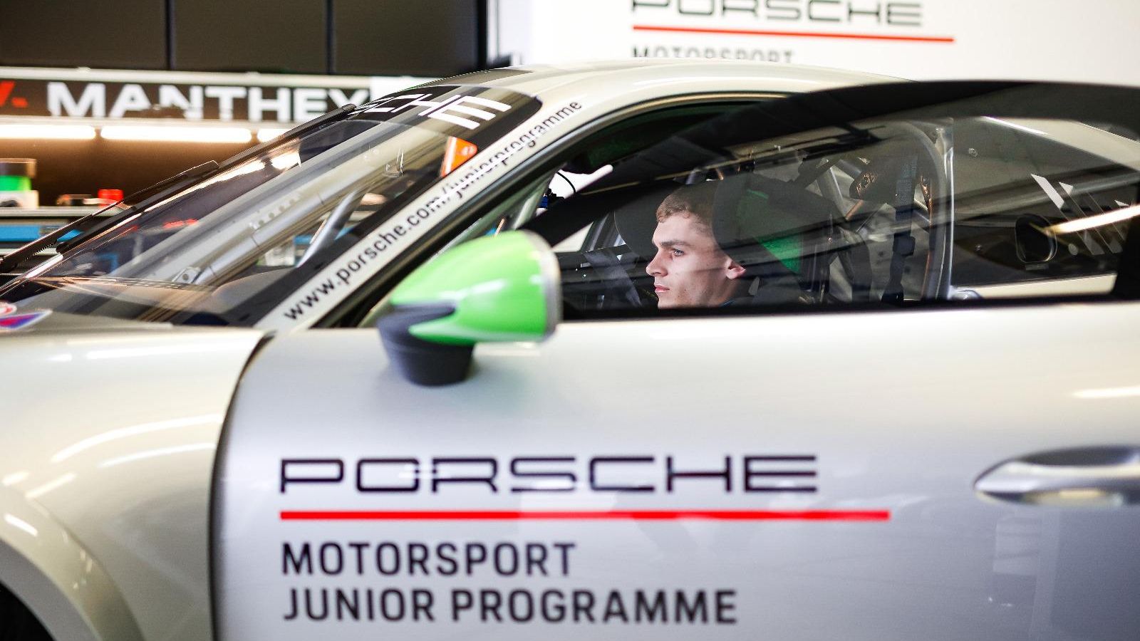 Primer plano de uno de los pilotos en su Porsche en el Circuito.