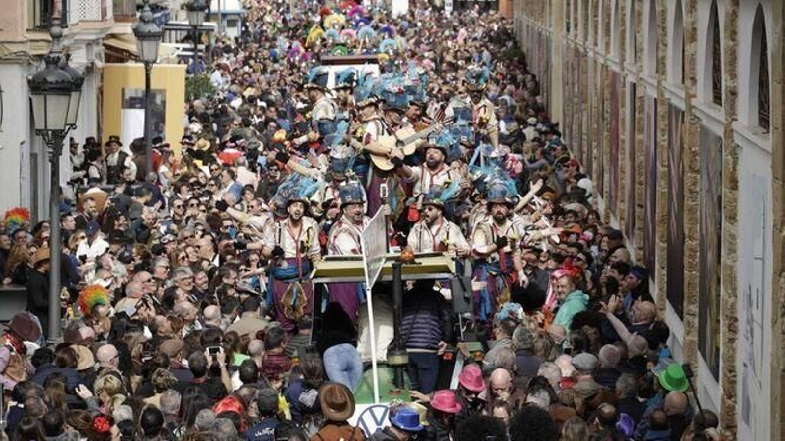Imagen de archivo de el entorno de la Plaza de Abastos de Cádiz a tope de público durante el domingo de coros