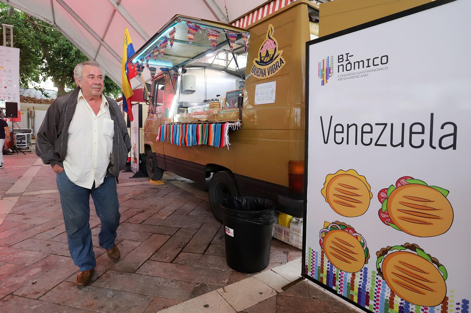 Imágenes de la apertura del Festival de Food Trucks de Binómico en la Plaza de las Monjas