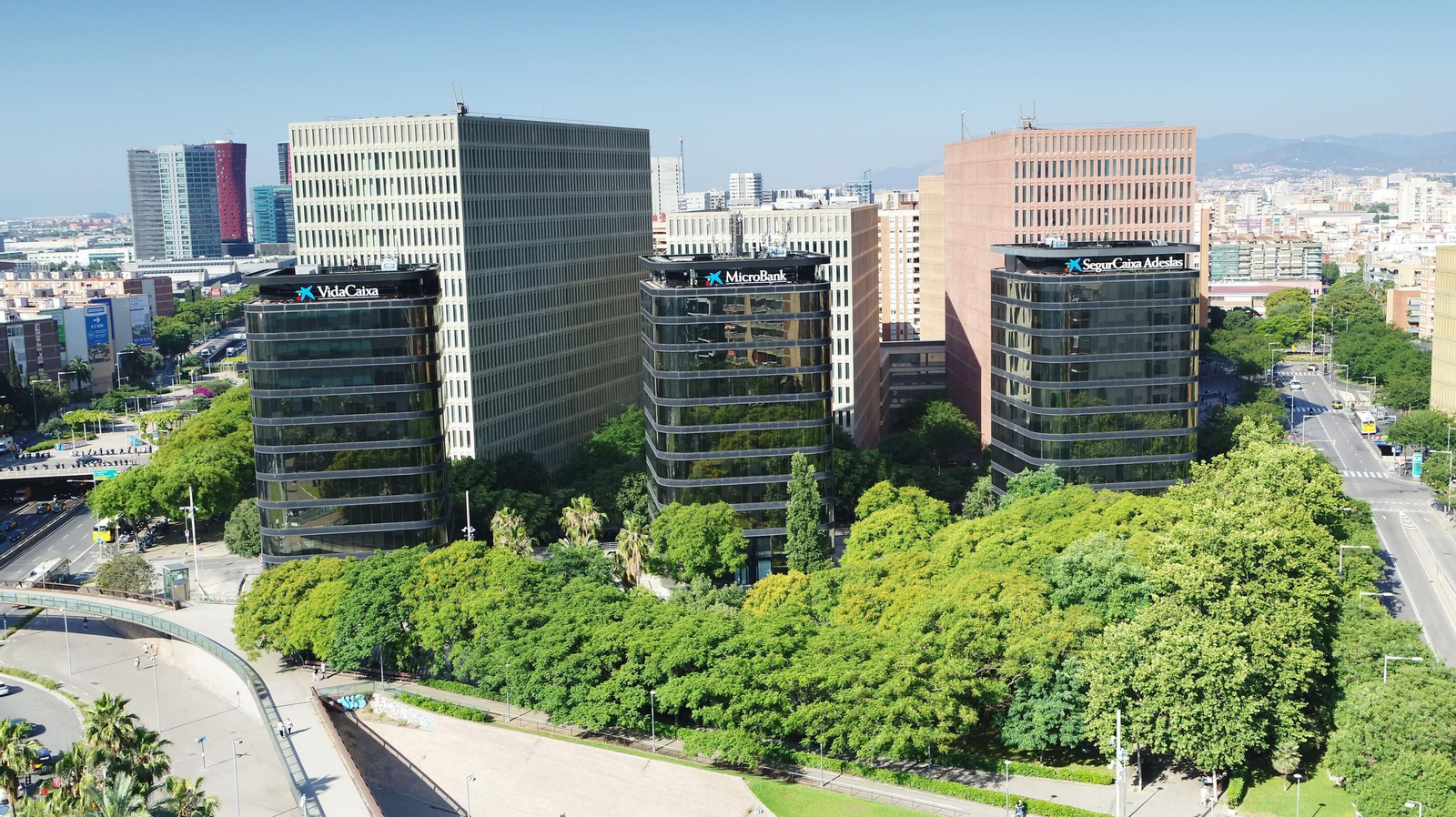Exterior de los edificios corporativos VidaCaixa y MicroBank Barcelona.
