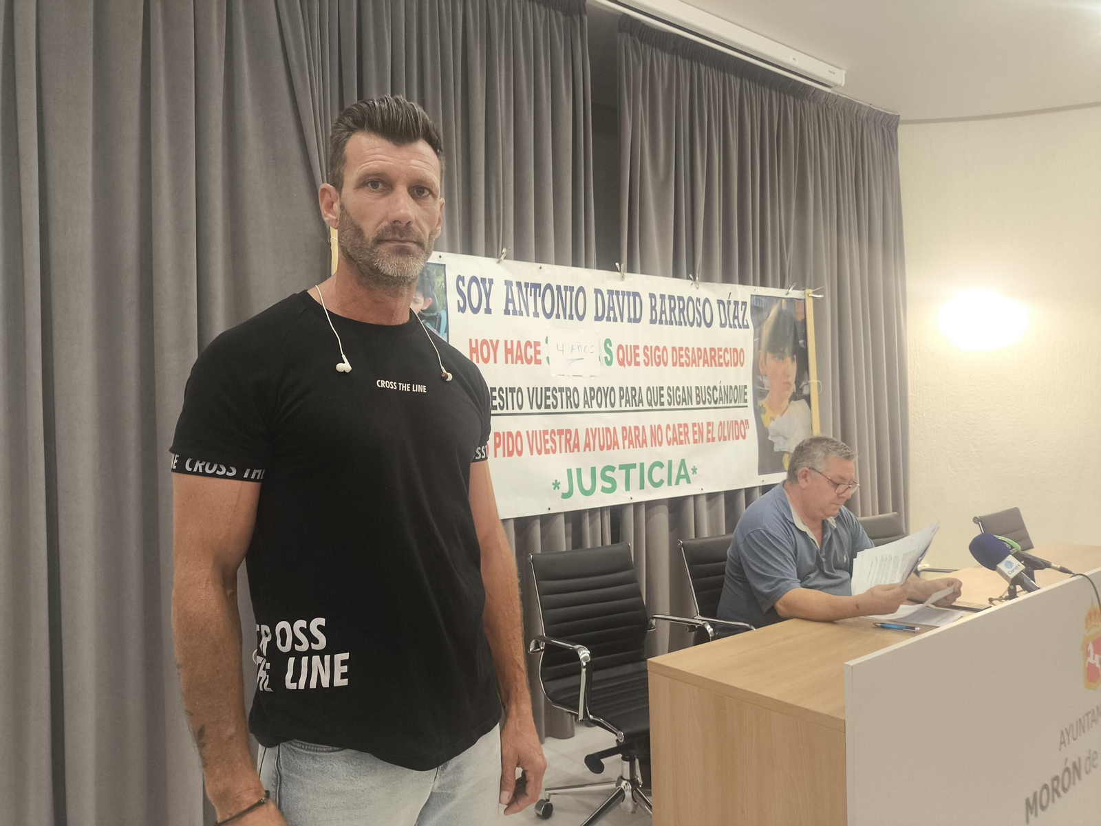 Antonio Barroso, padre del menor desaparecido, este viernes en Morón, con el portavoz de la familia al fondo.