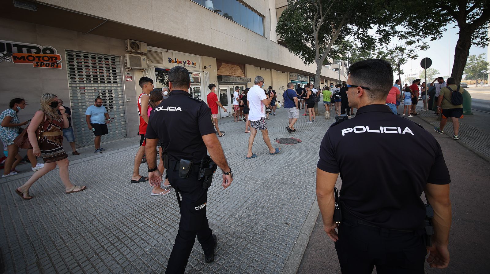 El fuego llega a las  casapuertas en Jerez