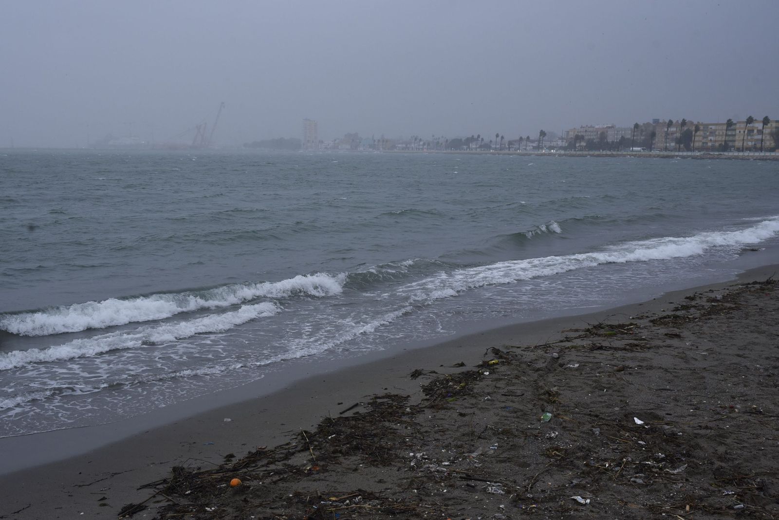 Joseph se deja ver en La Línea: imágenes del temporal desde la costa