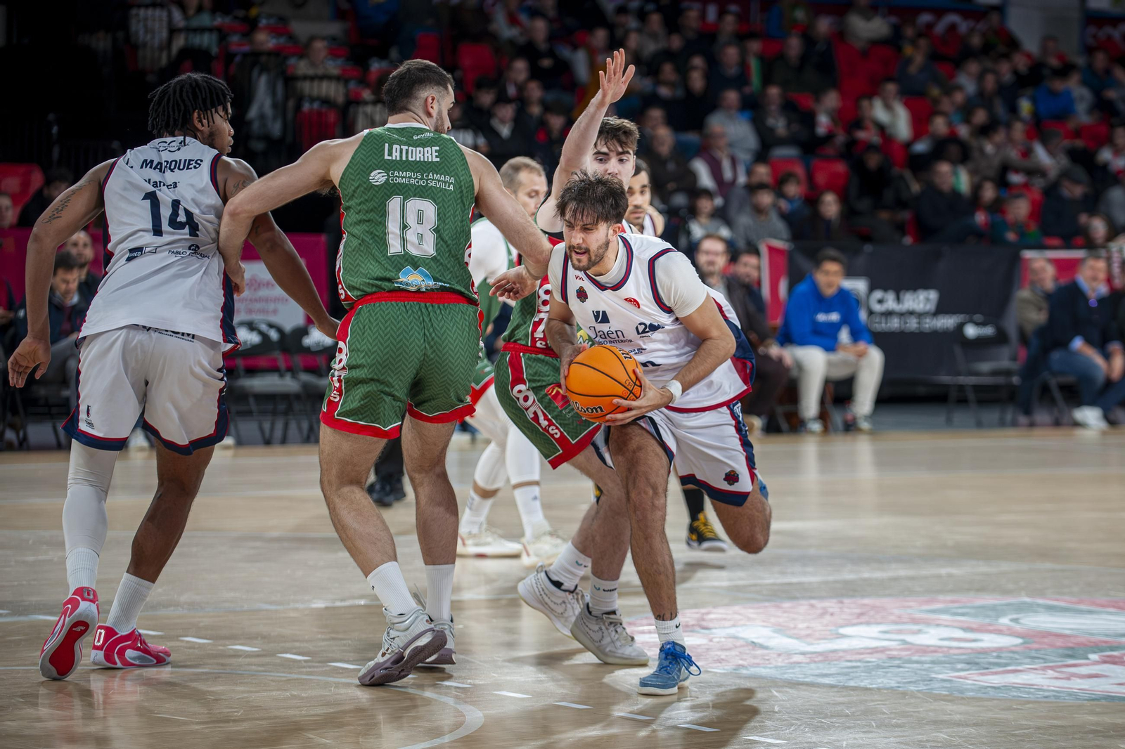 El conjunto jiennense rayó a muy bajo nivel en su visita al pabellón San Pablo.