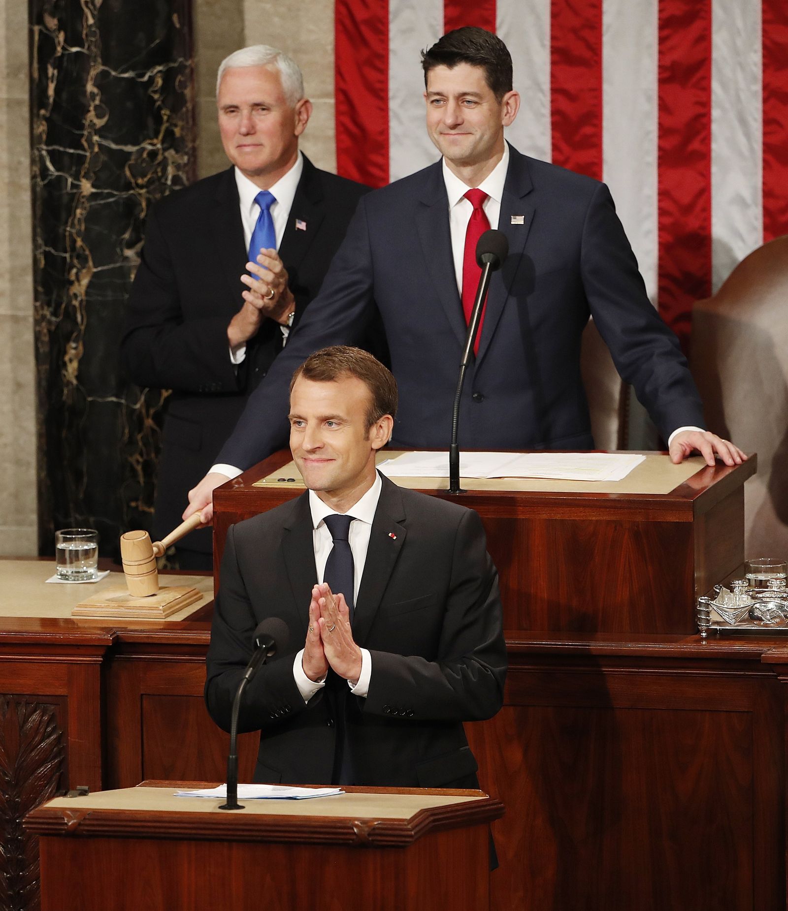 Macron inicia su discurso ante la mirada de Pence, vicepresidente de EEUU, y Ryan, líder de la Cámara de Representantes.