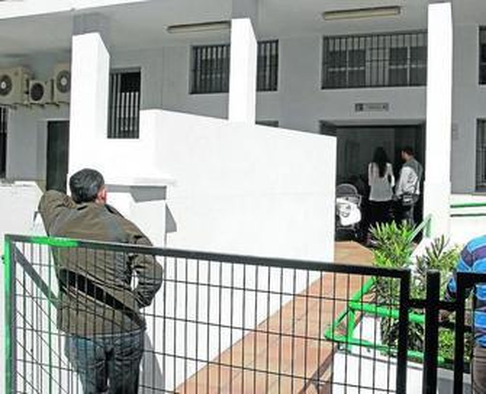 Imagen de la puerta de acceso al registro civil de Algeciras.