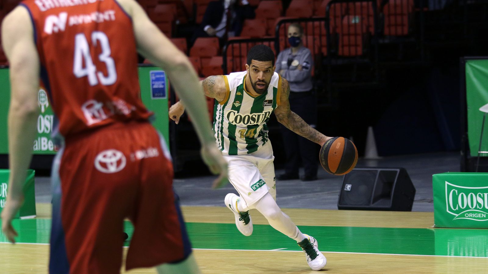 Feldeine ataca durante el partido ante el Manresa.