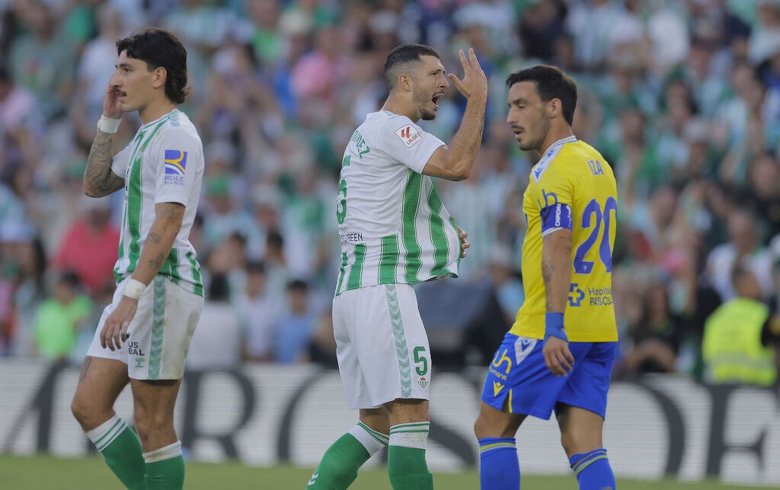 Guido celebra su gol al Cádiz entre Bellerín e Iza.