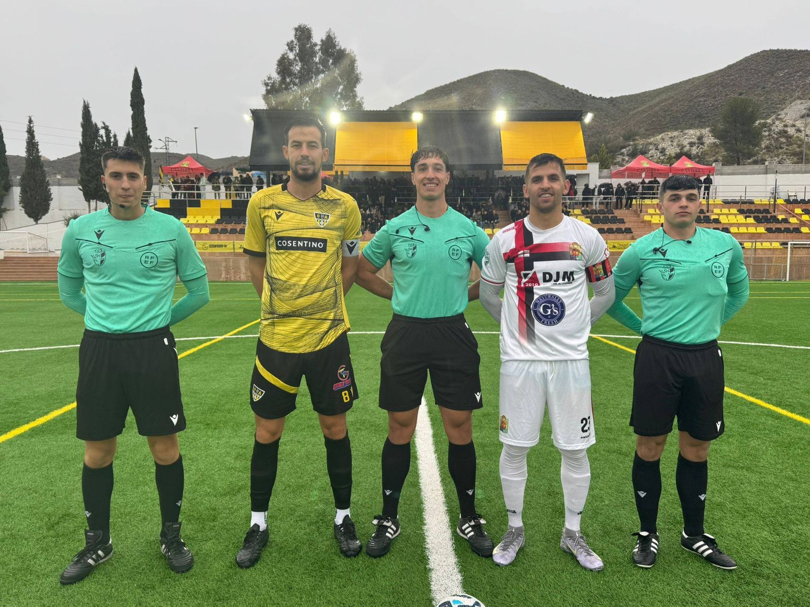 Los capitanes del Cantoria y del Cuevas posan con el trío arbitral antes del comienzo del derbi almeriense.