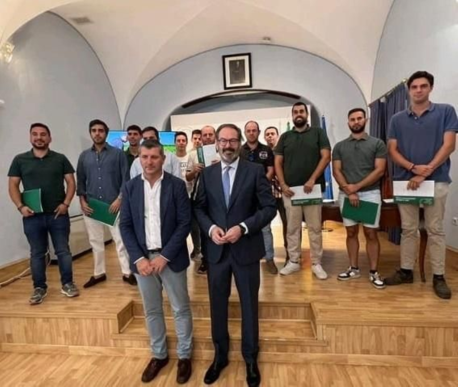 Los jóvenes agricultores que han recibido las ayudas con Francisco Acosta y Adolfo Molina. Los jóvenes agricultores que han recibido las ayudas con Francisco Acosta y Adolfo Molina.