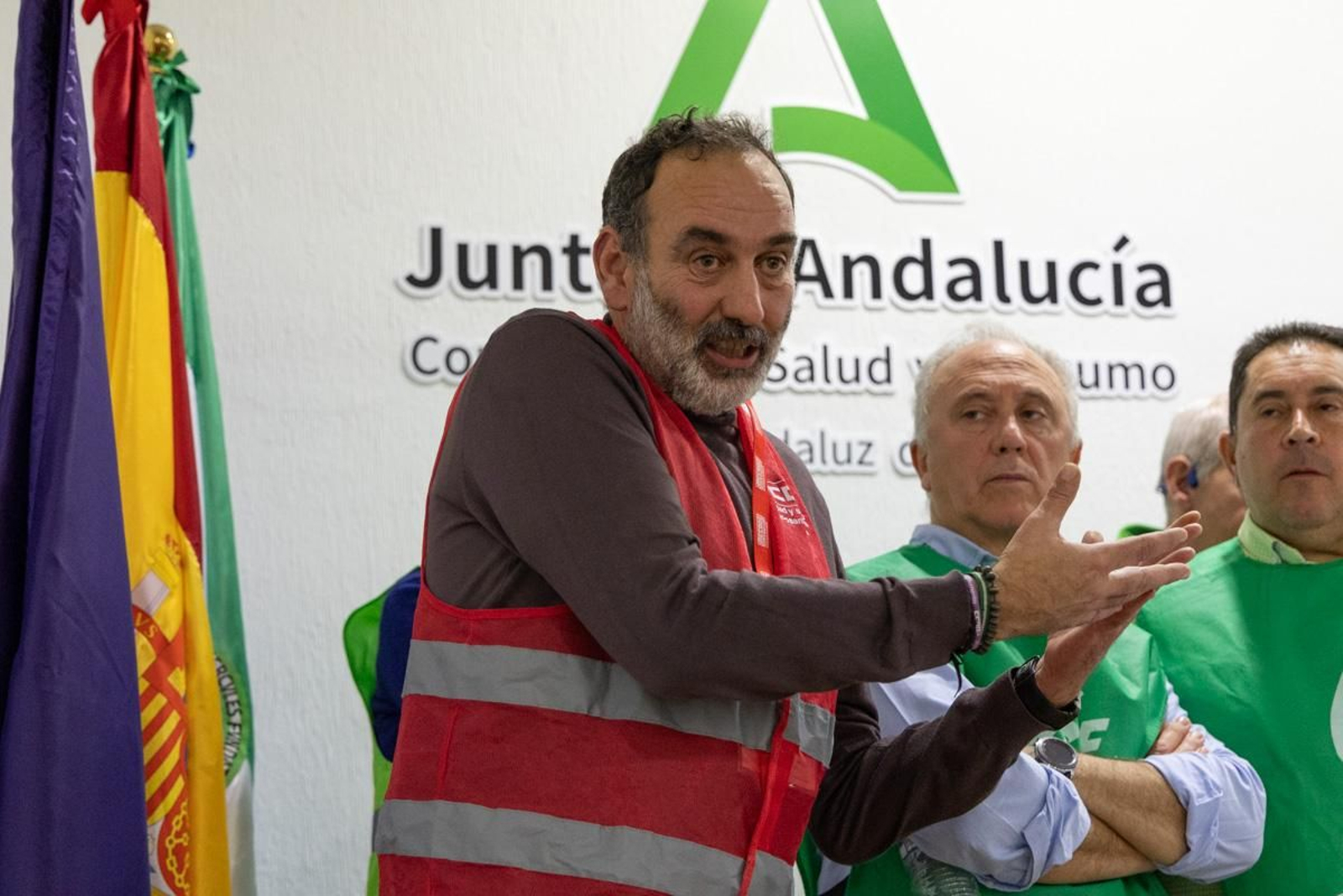 Encierro y asamblea convocado por CCOO, Satse, CSIF y UGT para denunciar el incumplimiento de los acuerdos en materia sanitaria por parte de la Junta de Andalucía