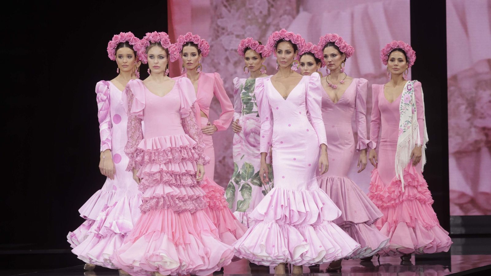 Trajes de flamenca de color rosa de la firma Sonibel. Trajes de flamenca de color rosa de la firma Sonibel.