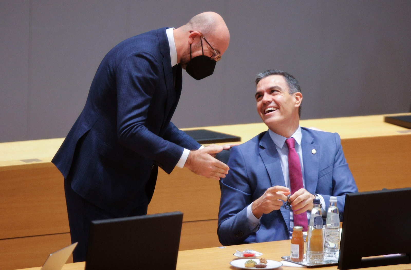 El presidente del Consejo Europeo, Charles Michel, bromea  con el presidente español, Pedro Sánchez, en Bruselas.