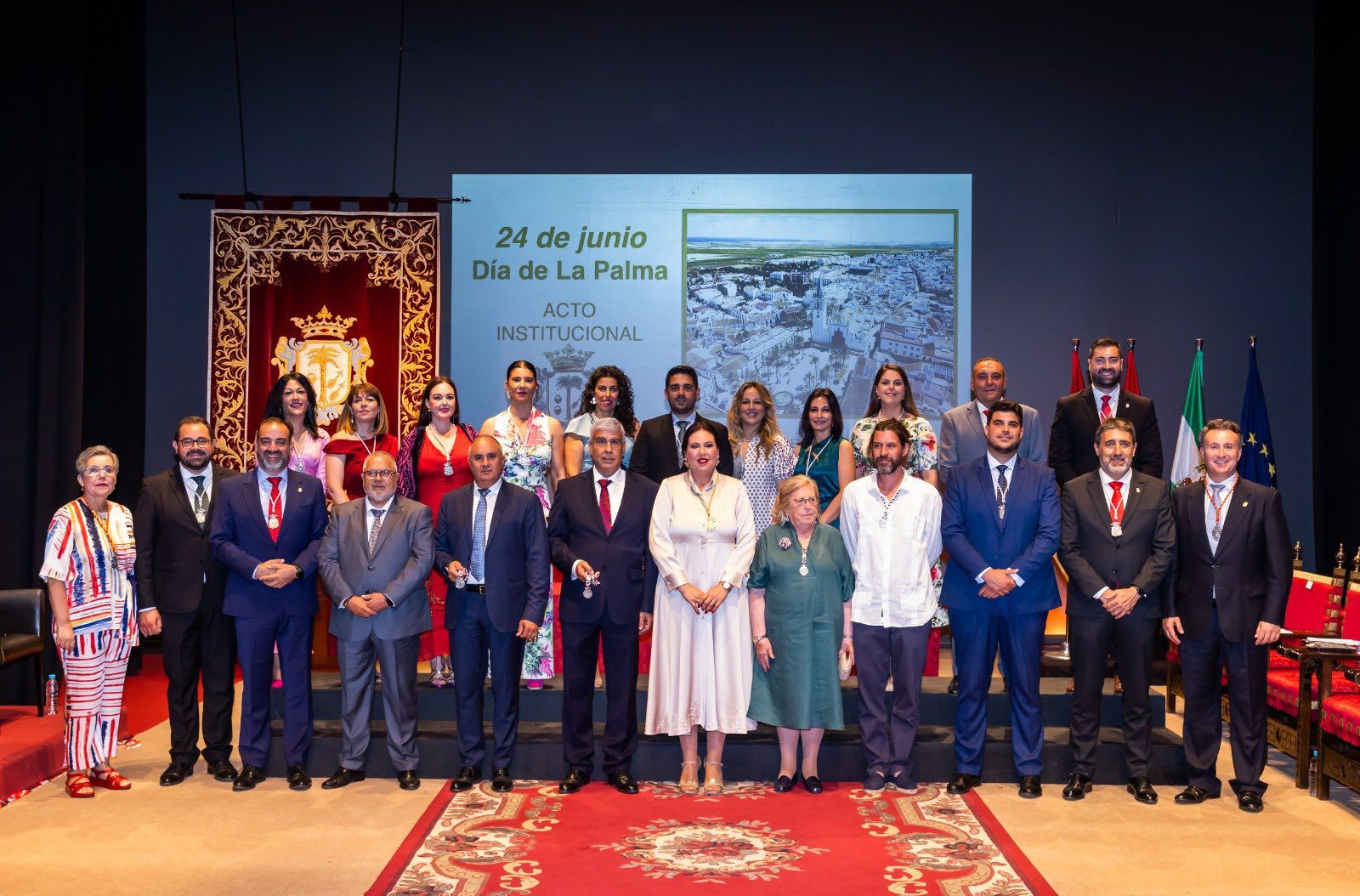 La corporación municipal con los galardonados de las Medallas de La Palma.