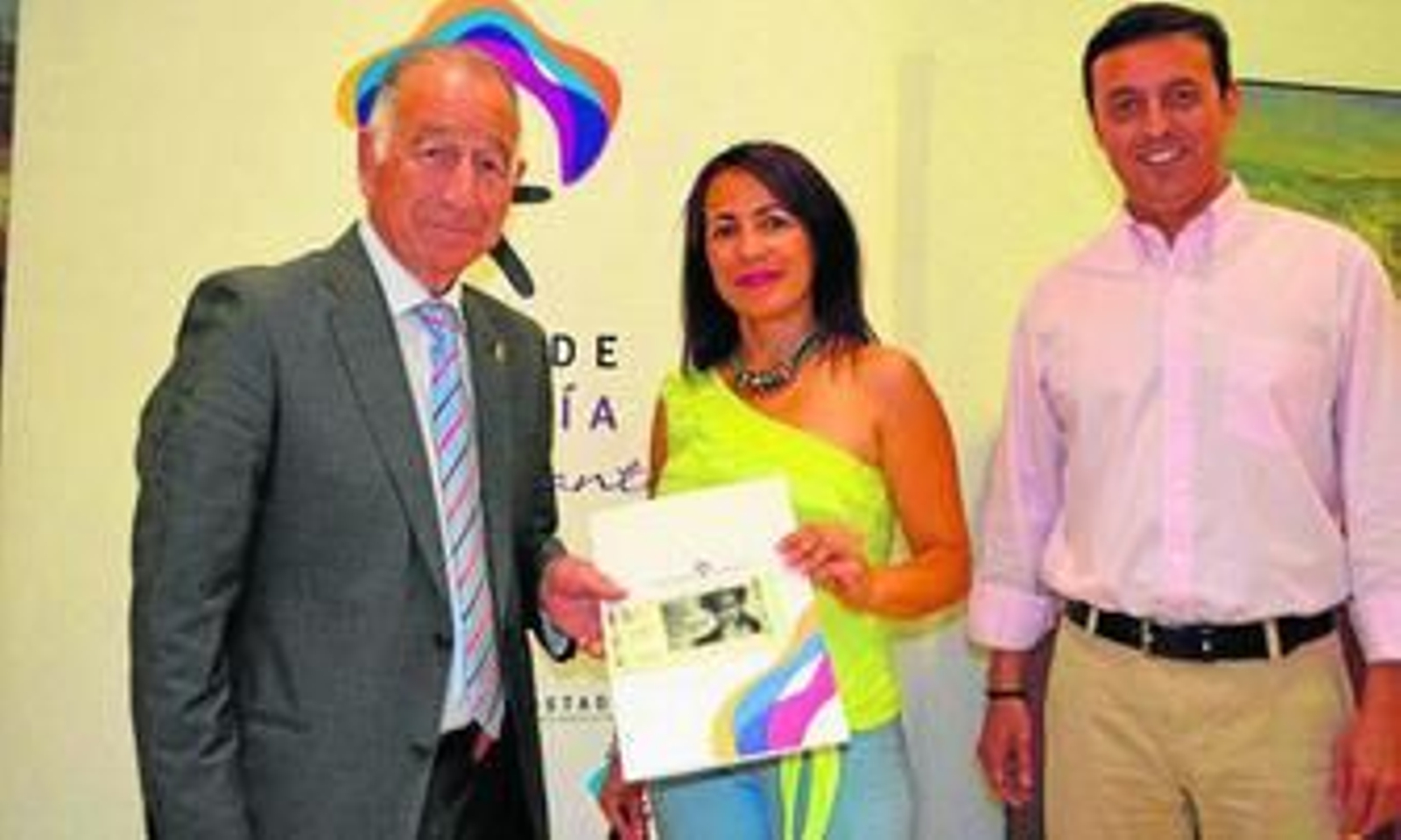 África Giménez con las entradas para el concierto de Bisbal, acompañada por Gabriel Amat y Javier Aureliano García.