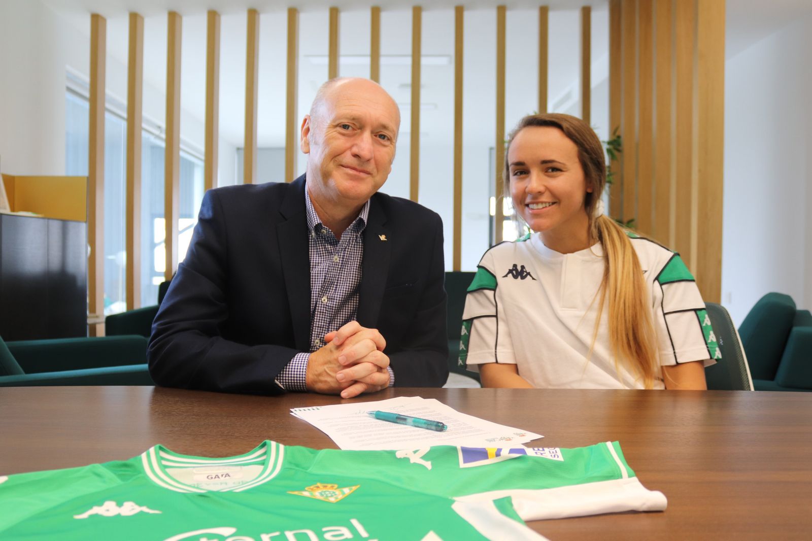 Bri Folds posa junto al consejero Ricardo Díaz tras firmar su contrato.