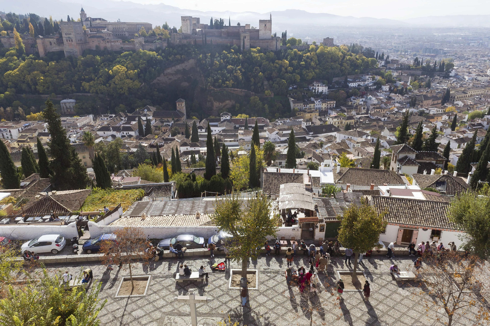 Vista elevada del Mirador de San Nicolás, con el barrio del Albaicín y la Alhambra al fondo