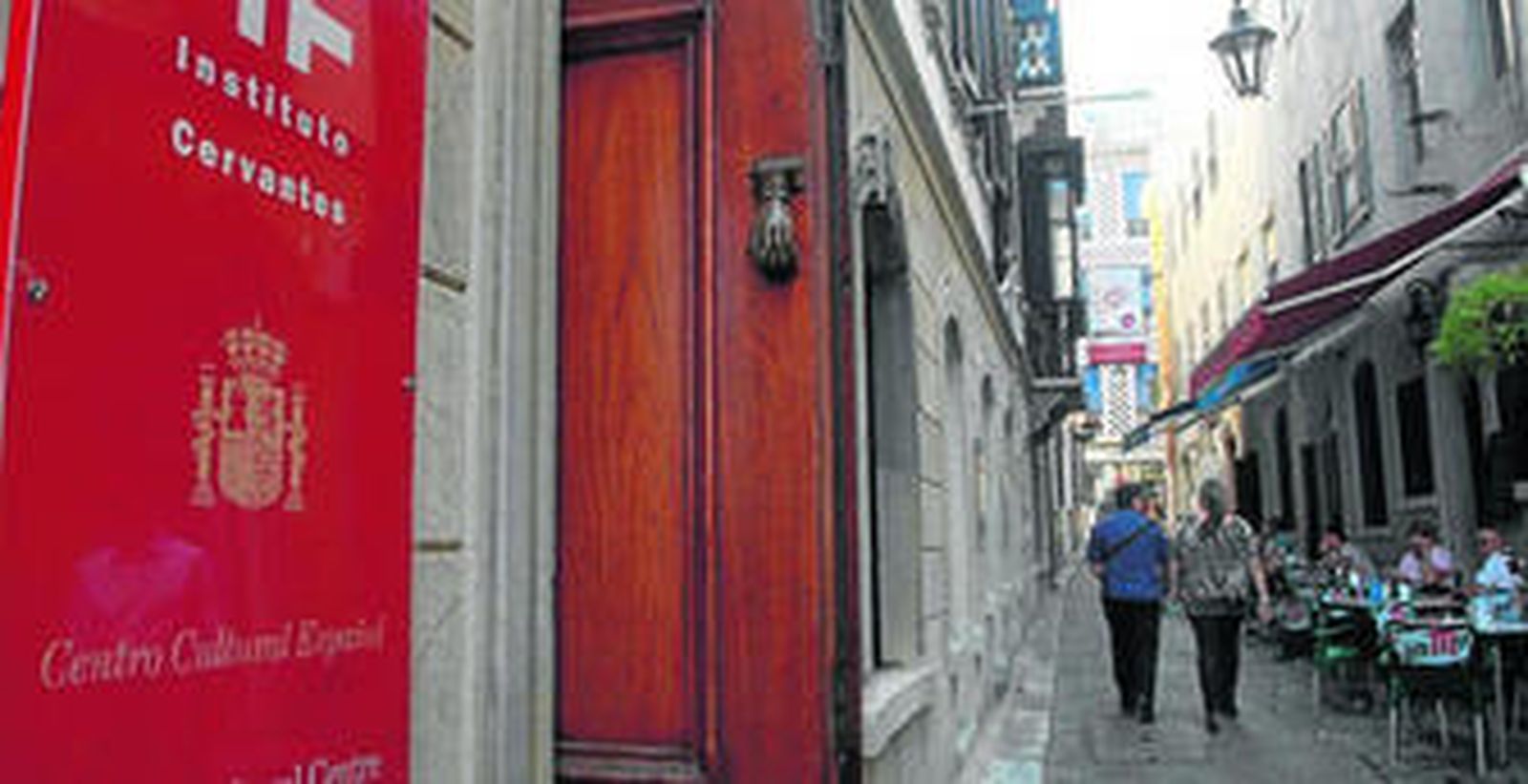 Imagen del acceso al edificio donde está ubicado el Instituto Cervantes de Gibraltar.