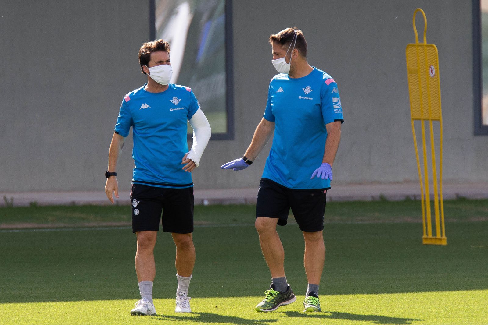 Rubi dialoga con Xabi Gil en el entrenamiento del pasado viernes.