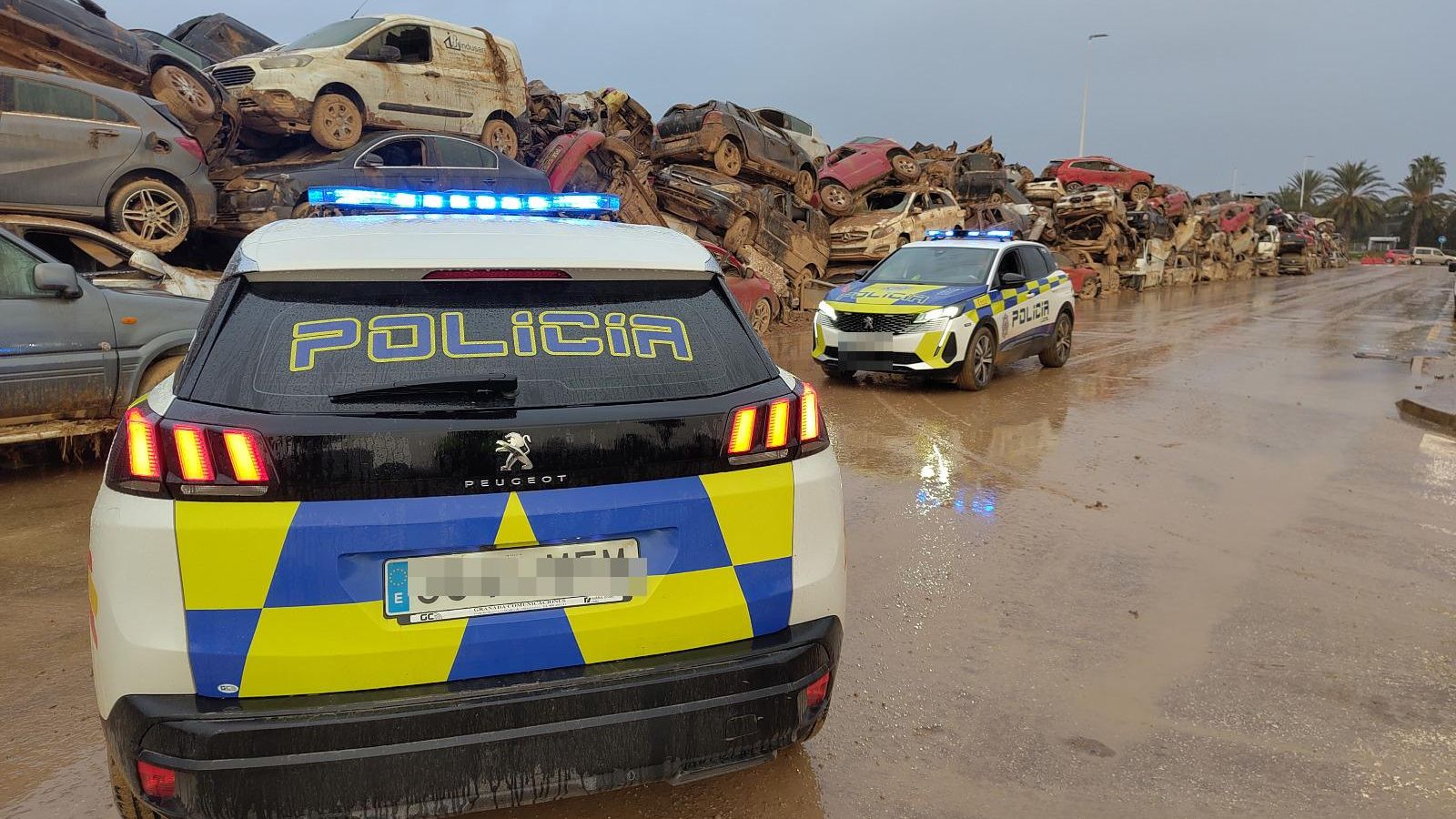 Los agentes de la Policía ayudaron a mover vehículos afectados por la riada