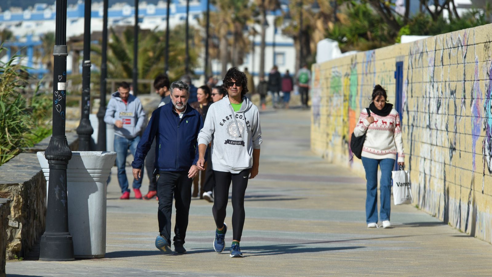 Ambiente en el puente de la Inmaculada en Tarifa, en imágenes
