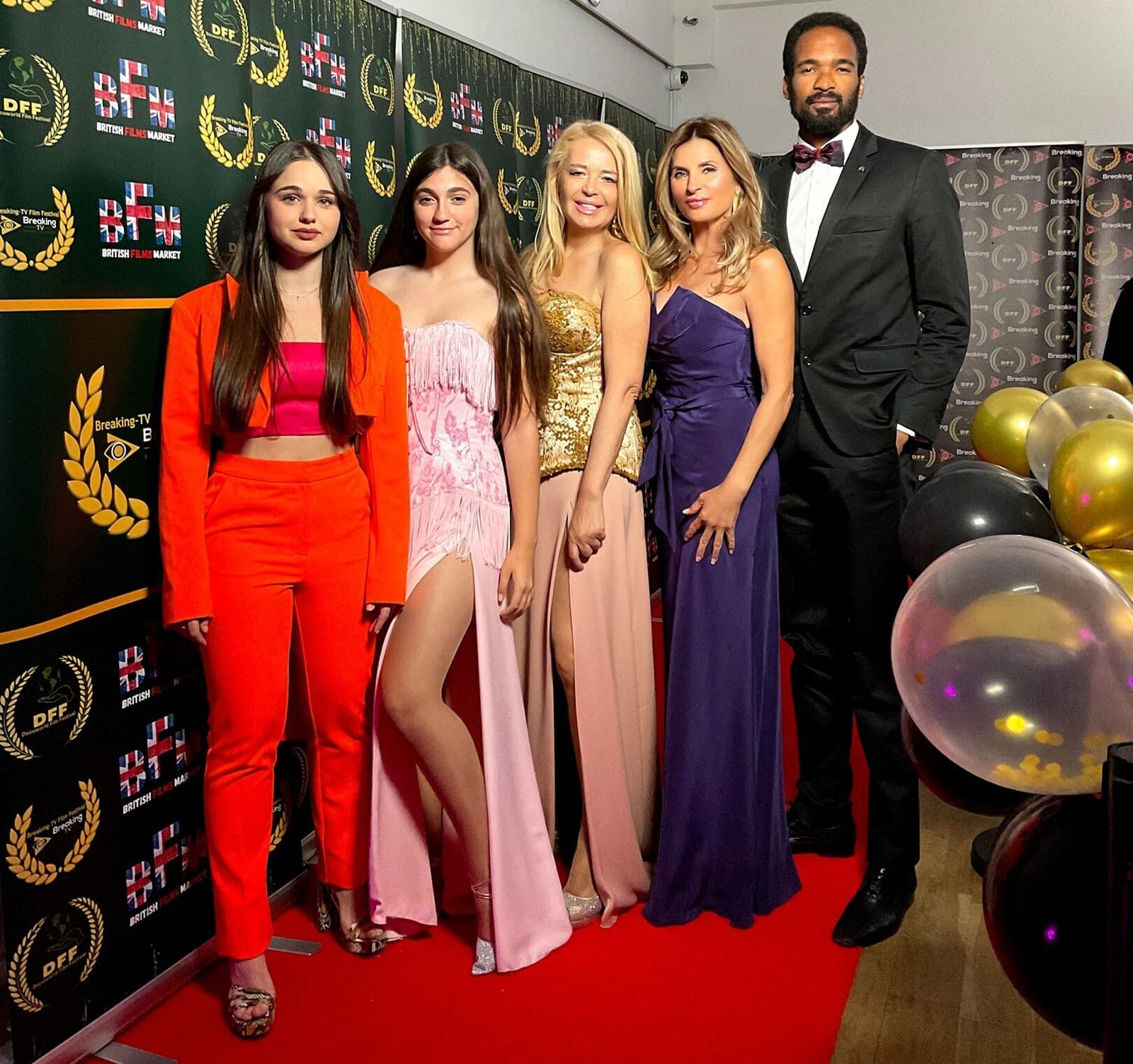 Amanda Ferrer, Nieves de la Luz, Nieves Gómez, Amalia Moreno y Will Shephard.