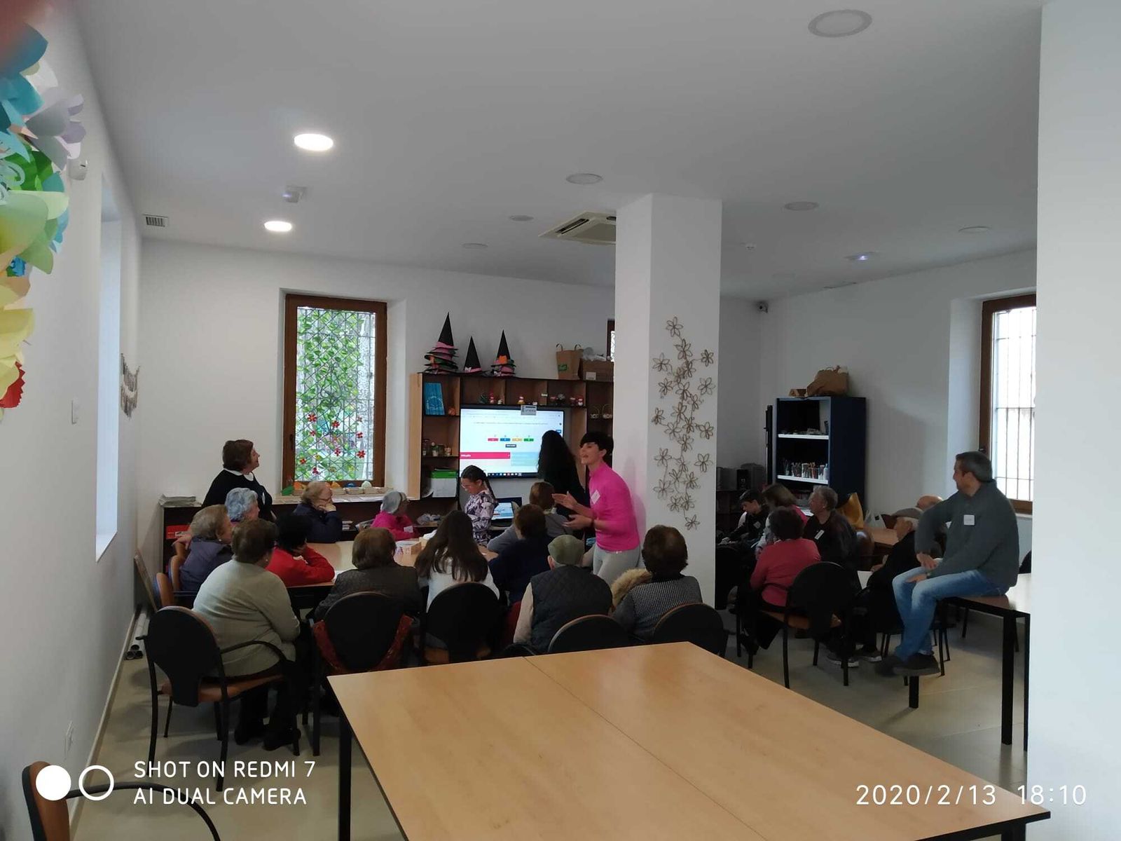 Voluntarios ayudando a los mayores en las actividades