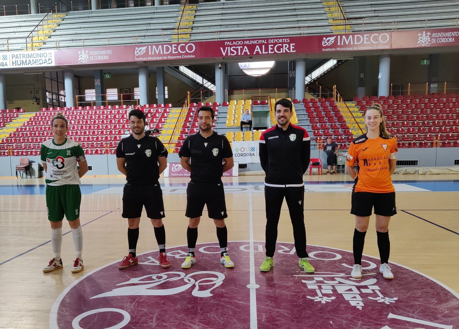 Las capitanas del Cajasur Deportivo Córdoba y La Algaida junto al cuerpo arbitral.