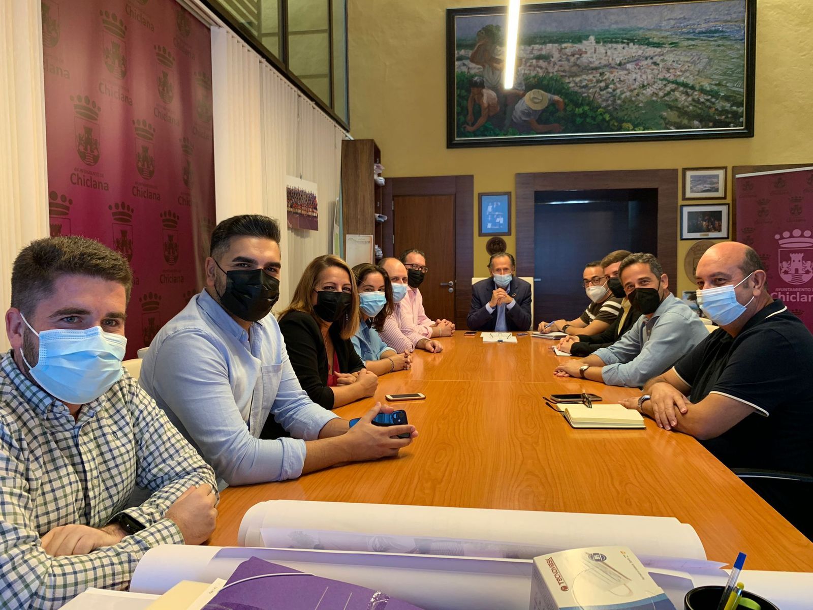 Miembros del Consejo de Hermandades y representantes municipales, en un encuentro mantenido en Alcaldía hace unos meses.