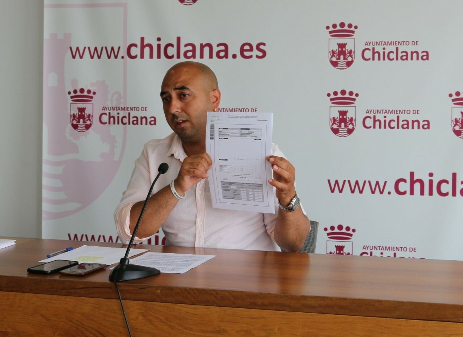 Adrián Sánchez, de la formación Ganemos, en la rueda de prensa que ofreció en el Ayuntamiento.